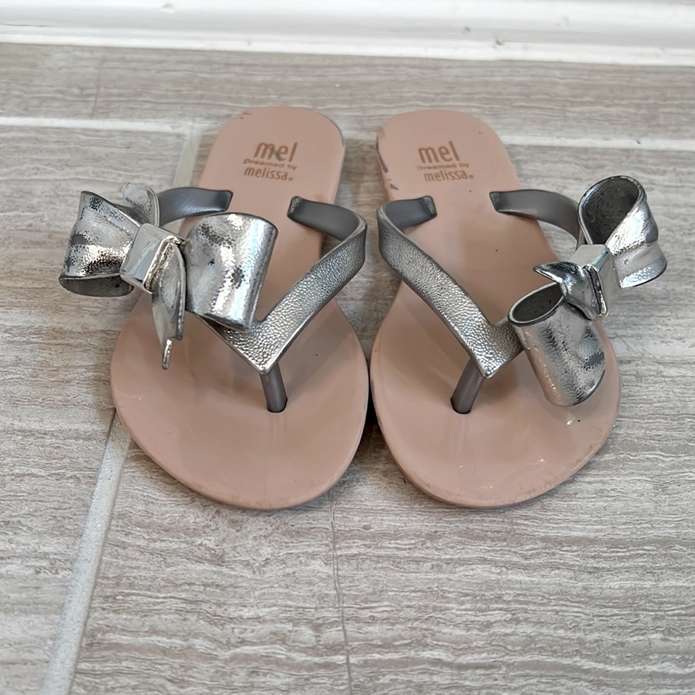 Mini Melissa Toddler Girl Silver Bow Flip Flop Sandals - size 11 - Picture 2 of 4